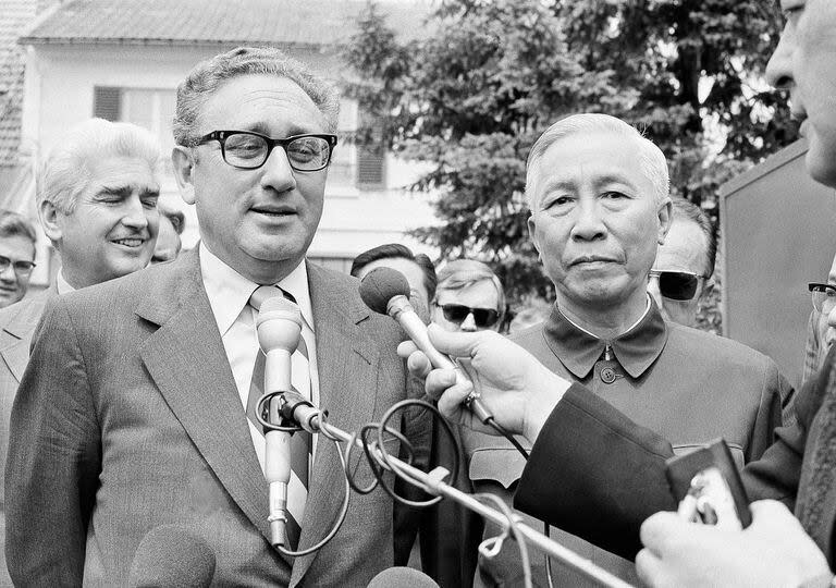 Archivo - Henry Kissinger, izquierda, asesor de seguridad nacional del presidente Richard Nixon, y Le Duc Tho, miembro del Politburó de Hanoi, aparecen afuera de una casa suburbana en Gif Sur Yvette en París, el 13 de junio de 1973, después de una sesión de negociación, como anunció Kissinger, que más tarde rubricarán un acuerdo destinado a reforzar la aplicación del Acuerdo de Paz de Vietnam (AP)