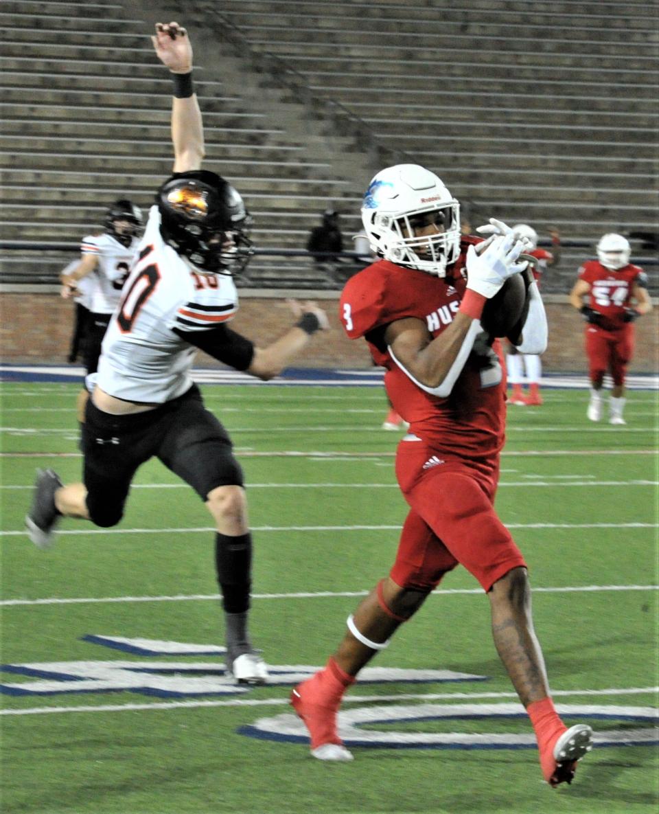 Hirschi's Jamarion Carroll makes a catch against Springtown on Friday, December 3, 2021 in Allen.