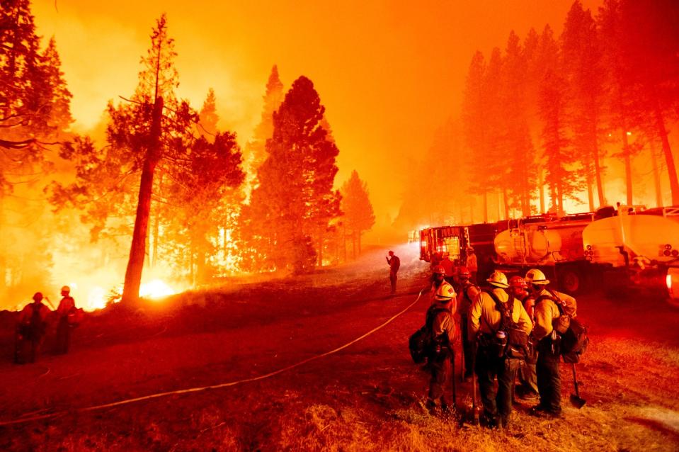 2021年8月26日，美國加州「卡爾多野火」（Caldor Fire）燒到艾爾度拉多國家森林（El Dorado National Forest）。美聯社