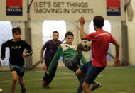 En esta foto del domingo, 19 de febrero de 2017, niños refugiados sirios juegan un partido de fútbol en un club deportivo en el sur de Beirut, en Líbano. Cada domingo, el gimnasio en Beirut está repleto de niños, la mayoría refugiados sirios, que participan en actividades deportivas. (AP Photo/Hussein Malla)