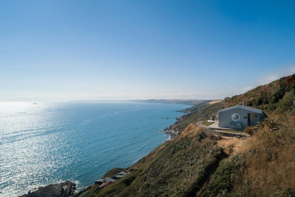 This chic beach hut feels like it’s at the edge of the world (Unique Homestays)