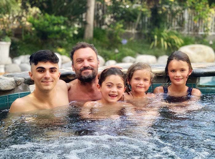 Brian Austin Green con cuatro de sus cinco hijos 