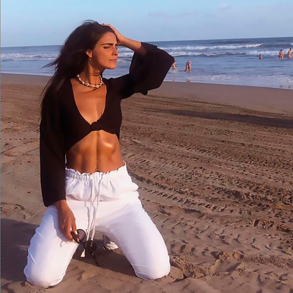 Barbara de Regil on the beach showing off her six-pack