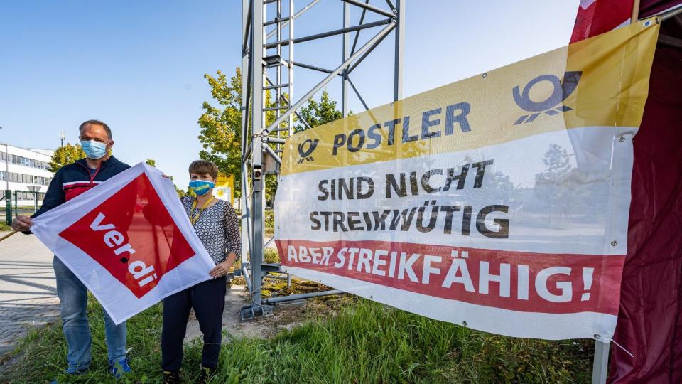 Die Mitarbeiter der Post werden bei ihren Forderungen nach mehr Lohn von Verdi unterstützt.