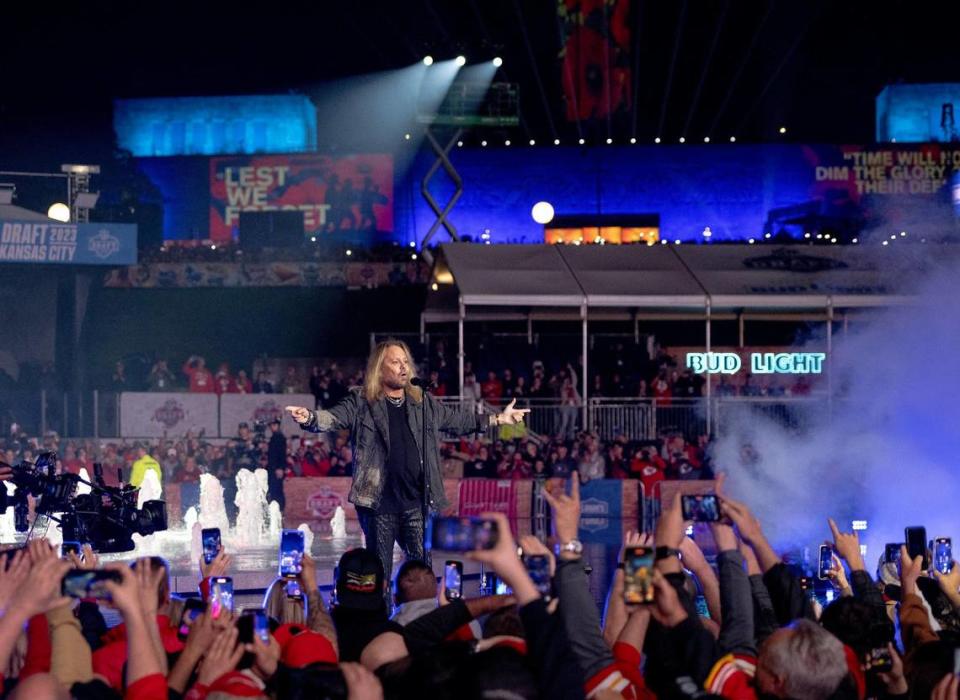 Many fans held up their cellphones during the entire 40 minutes of Mötley Crüe’s concert at Union Station on Friday night.