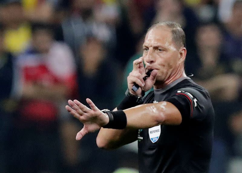 FOTO DE ARCHIVO. Néstor Pitana arbitra el partido entre Chile y Colombia por los cuartos de final de la Copa América, en el estadio Arena Corinthians de Sao Paulo, Brasil