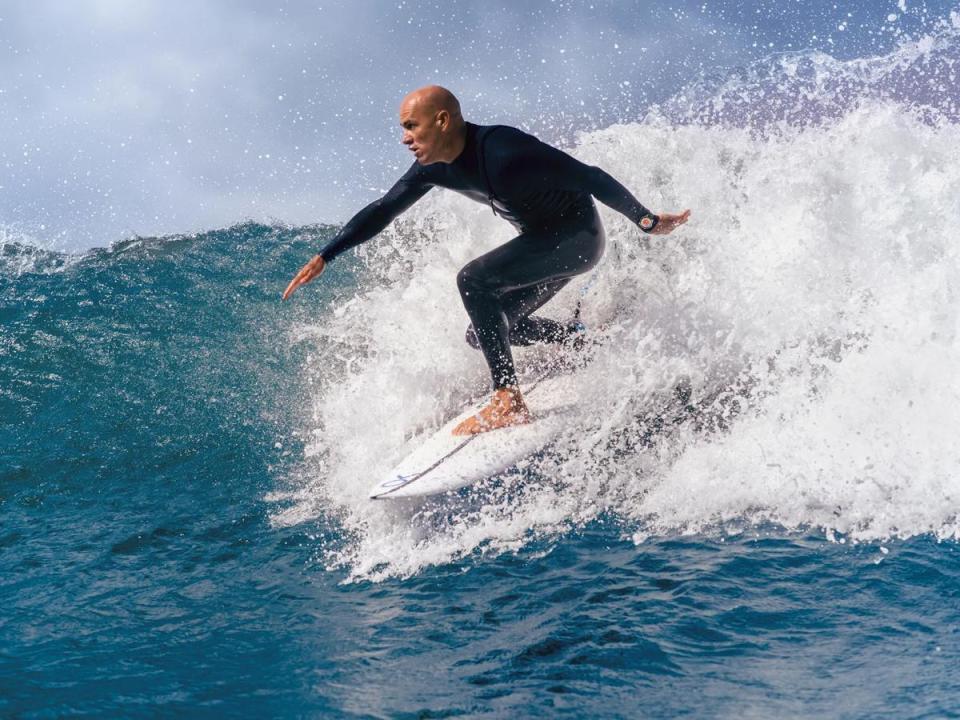 被譽為GOAT史上最佳衝浪手的Kelly Slater。今年百年靈發表全新Superocean主系列，更以這位曾奪下十一次世界冠軍的巨星為主角，發表專屬於他的限量錶款。