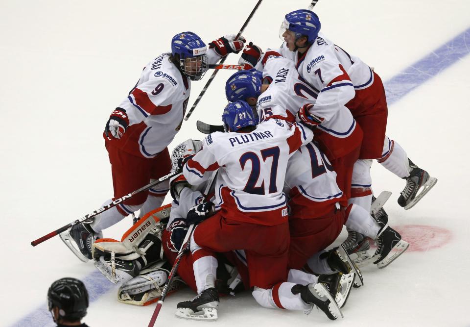 Members of the Czech Republic's team celebrate after defeating Canada in a shootout of their IIHF World Junior Championship ice hockey game in Malmo, Sweden, December 28, 2013. REUTERS/Alexander Demianchuk (SWEDEN - Tags: SPORT ICE HOCKEY)