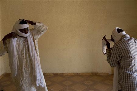 Toubou migrant smugglers wrap turbans around their heads in Agadez March 13, 2014. Picture taken March 13, 2014. REUTERS/Joe Penney