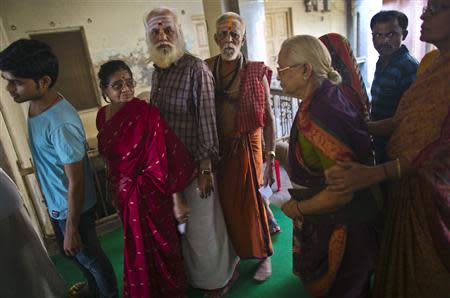 People wait to cast their vote at a polling station in the final phase of the general election in Varanasi in the northern Indian state of Uttar Pradesh May 12, 2014. REUTERS/Ahmad Masood