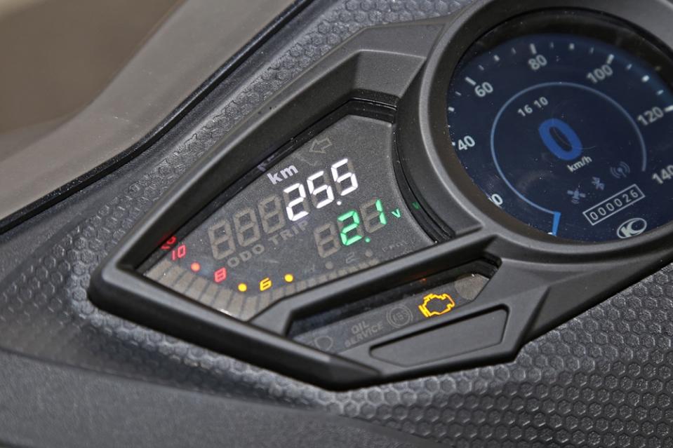 螢幕左側能顯示行車資訊與轉速。