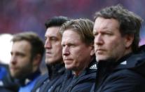 Football Soccer - Bayern Munich v Hamburg SV - German Bundesliga - Allianz Arena, Munich, Germany - 25/02/17 - Hamburg coach Markus Gisdol (C) before match. REUTERS/Michaela Rehle