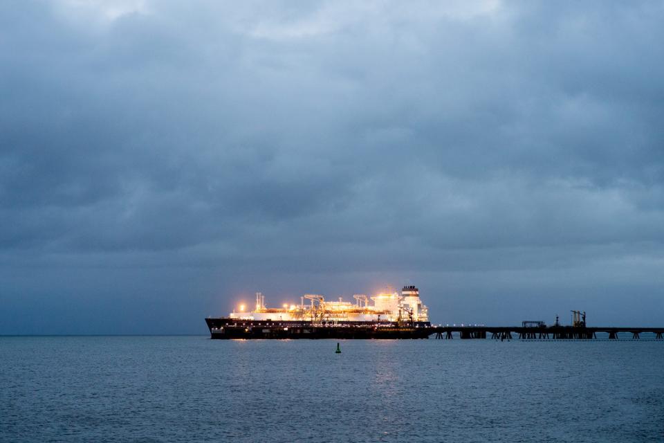 Licht im Dunkeln. LNG-Schiffe am schwimmenden Terminal in Wilhelmshaven. - Copyright: Hauke-Christian Dittrich