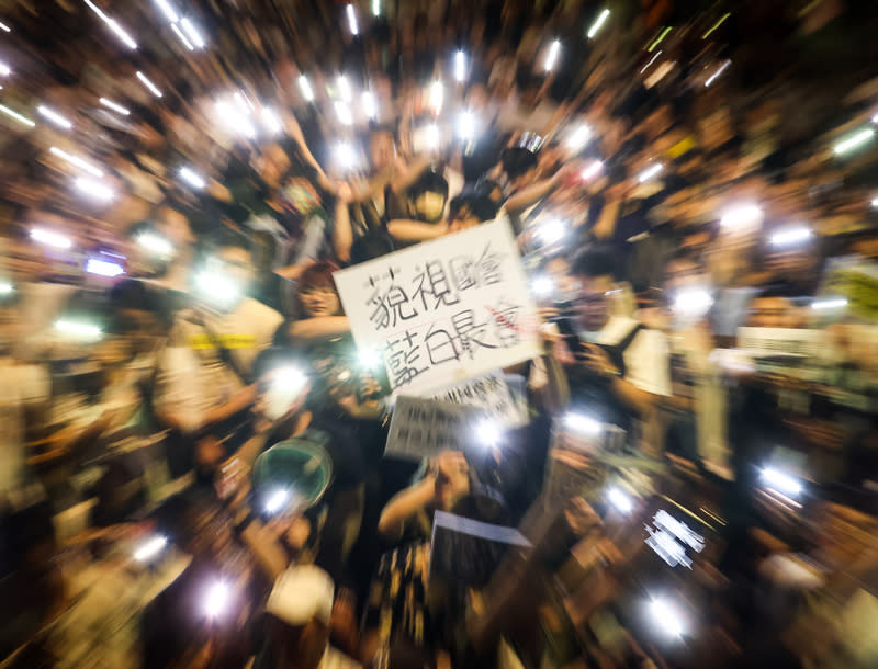 抗議國會職權修法　民眾點亮手機合唱（1） 立法院會24日持續處理國會職權相關修法至深夜近11 時30分才宣布休息散會，場外大批民眾也待到最後、 表達抗議，聚集在青島東路的人潮晚間點亮手機燈 光，隨舞台表演一同合唱。 中央社記者鄭清元攝  113年5月24日 