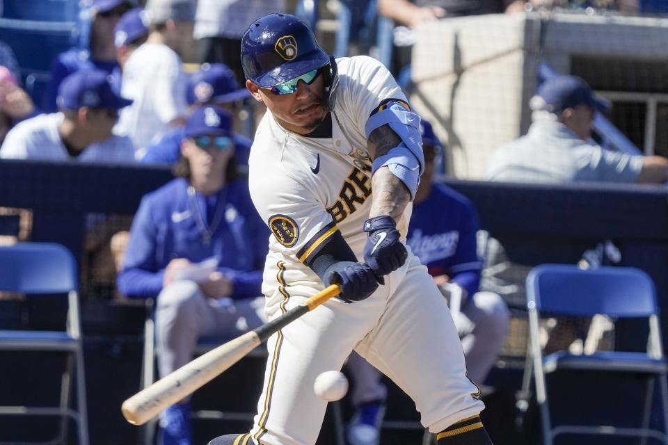 En foto del 26 de febrero del 2023, William Contreras de los Cerveceros de Milwaukee conecta un sencillo en el duelo de exhibición ante los Dodgers de Los Ángeles. (AP Foto/Morry Gash)