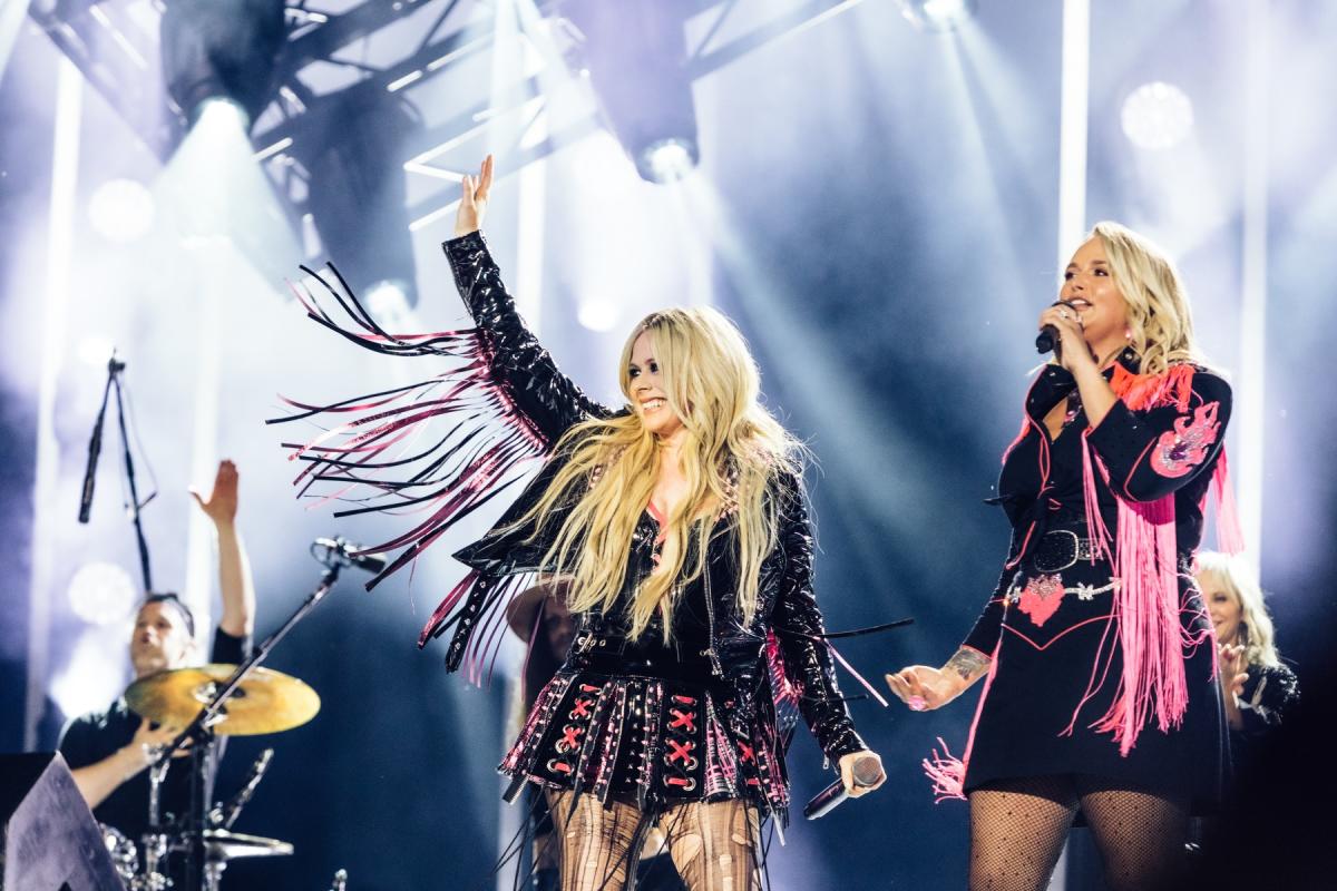 Avril Lavigne sorprende al CMA Fest al cantar ‘Sk8er Boi’ con Miranda Lambert