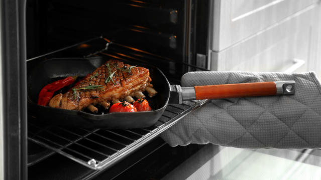 Why You Should Avoid Using Pans With Wooden Handles In The Oven