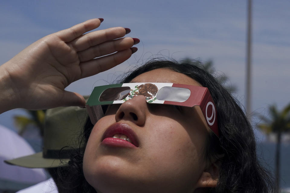 Una joven mexicana observa el eclipse