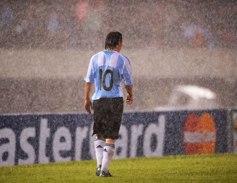 Messi, bajo el diluvio, durante Argentina-Perú en las eliminatorias de 2009