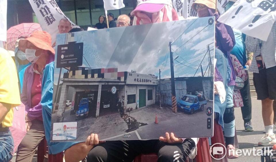 里民不滿區公所欲強拆活動中心冷氣齊集高市府前抗議。   圖：孫家銘攝