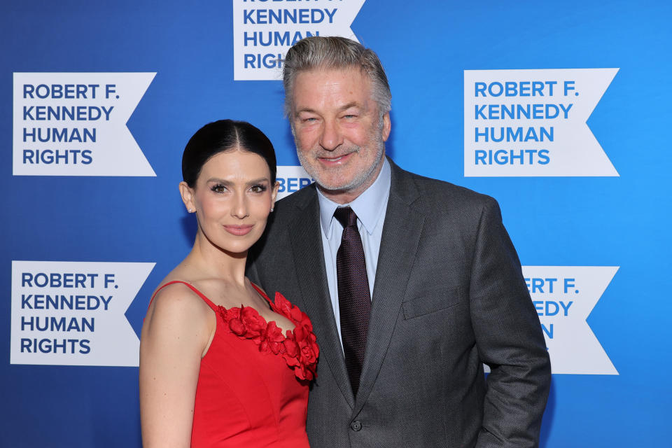 NEW YORK, NEW YORK - DECEMBER 06: Hilaria Baldwin und Alec Baldwin auf einer Gala im Dezember 2022 (Photo by Mike Coppola/Getty Images for 2022 Robert F. Kennedy Human Rights Ripple of Hope Gala)