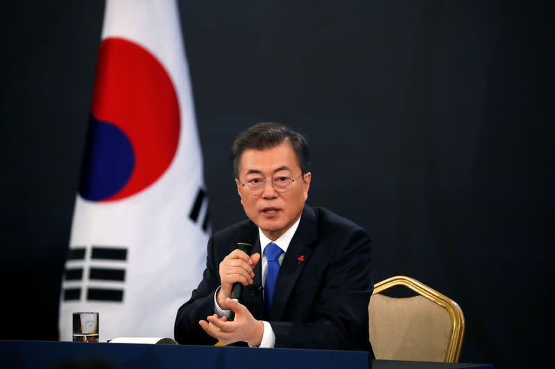 Le président sud-coréen Moon Jae-in a estimé mercredi que son homologue américain Donald Trump méritait d'être félicité pour avoir contribué à déclencher les premières discussions bilétarales entre les deux Corées en plus de deux ans. /Photo prise le 10 janvier 2018/REUTERS/Kim Hong-Ji