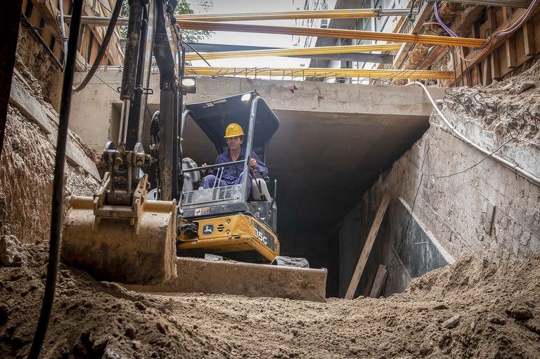 Obras de excavación para abrir el corredor que aliviará la circulación 