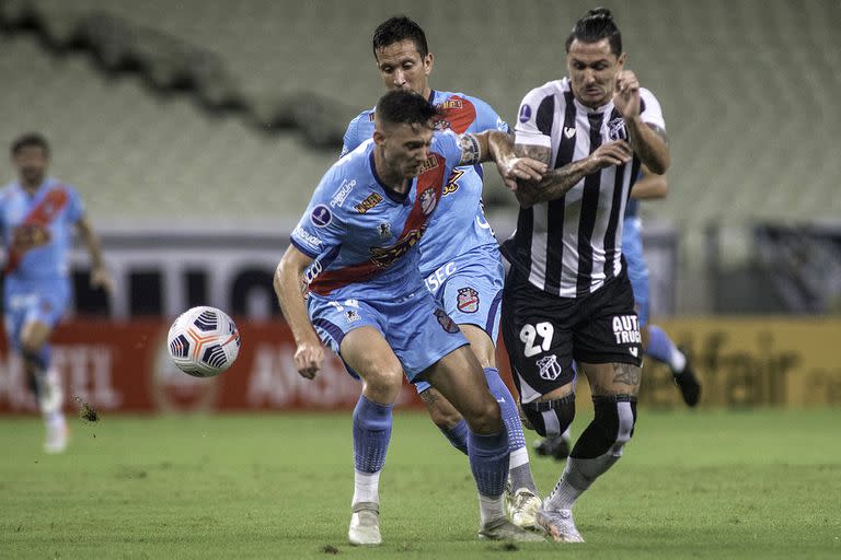 Mateo Carabajal forcejea con Viníciusen el 0-0 de Arsenal con Ceará en Fortaleza por la Copa Sudamericana; el capitán y defensor argentino fue amonestado, y el mediocampista brasileño, reemplazado.