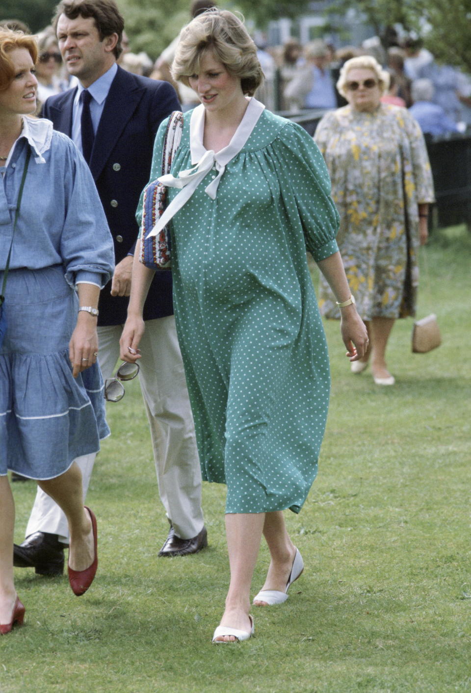 <p>Erneut wurde Prinzessin Diana im Juni 1982 beim Polo fotografiert, gemeinsam mit Sarah Ferguson. Zu dem Anlass trug sie ein gepunktetes Kleid von Catherine Walker. [Foto: Getty] </p>