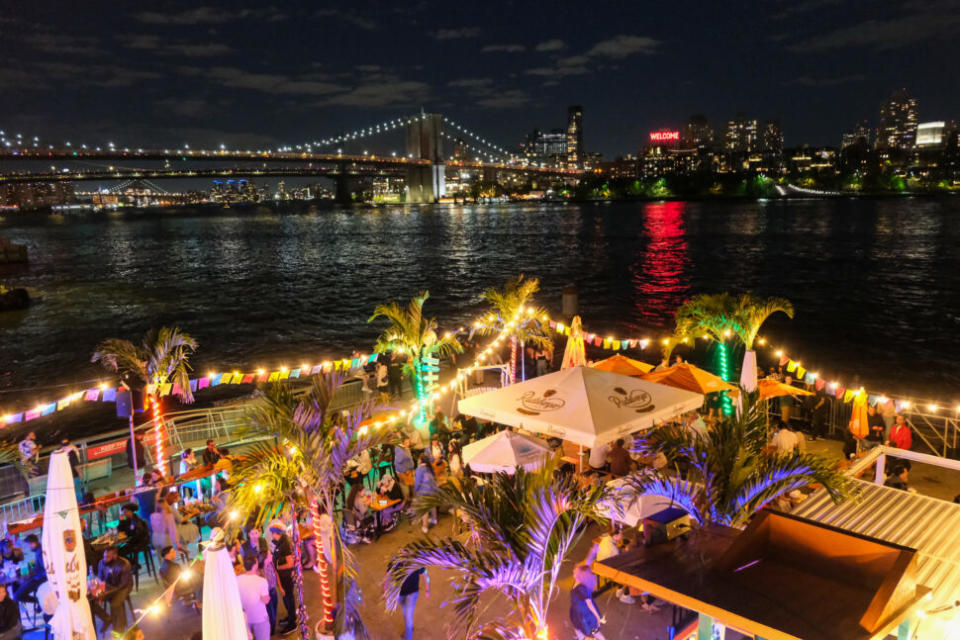 Watermark Beach at Watermark NYC Pier 15 Waterfront Dining Brooklyn Bridge View – Photo Credit: Watermark NYC