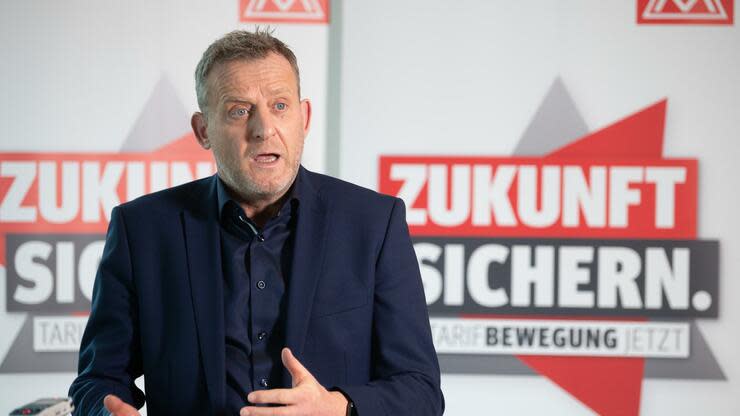 Roman Zitzelsberger, Bezirksleiter und Verhandlungsführer der IG Metall Baden-Württemberg, spricht zu Beginn der Tarifverhandlungen für die Metall- und Elektroindustrie in Baden-Württemberg. Foto: dpa