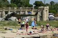 <p>Mientras que la guerra entre Ucrania y Rusia prosigue, los rusos intentan relajarse y disfrutar del verano en las playas de Crimea. (Photo by OLGA MALTSEVA/AFP via Getty Images)</p> 
