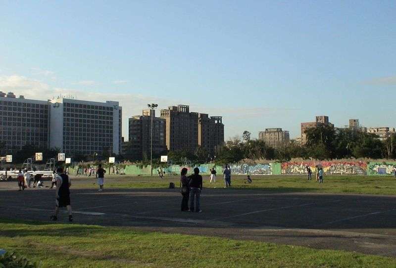 孩子們在松菸大草地打棒球的身影。（游藝提供）