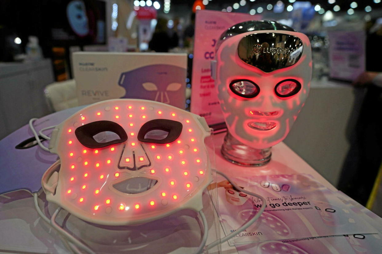 Les masques led projettent une lumière non invasive sur la peau.  - Credit:Rick Bowmer/AP/SIPA / SIPA / Rick Bowmer/AP/SIPA