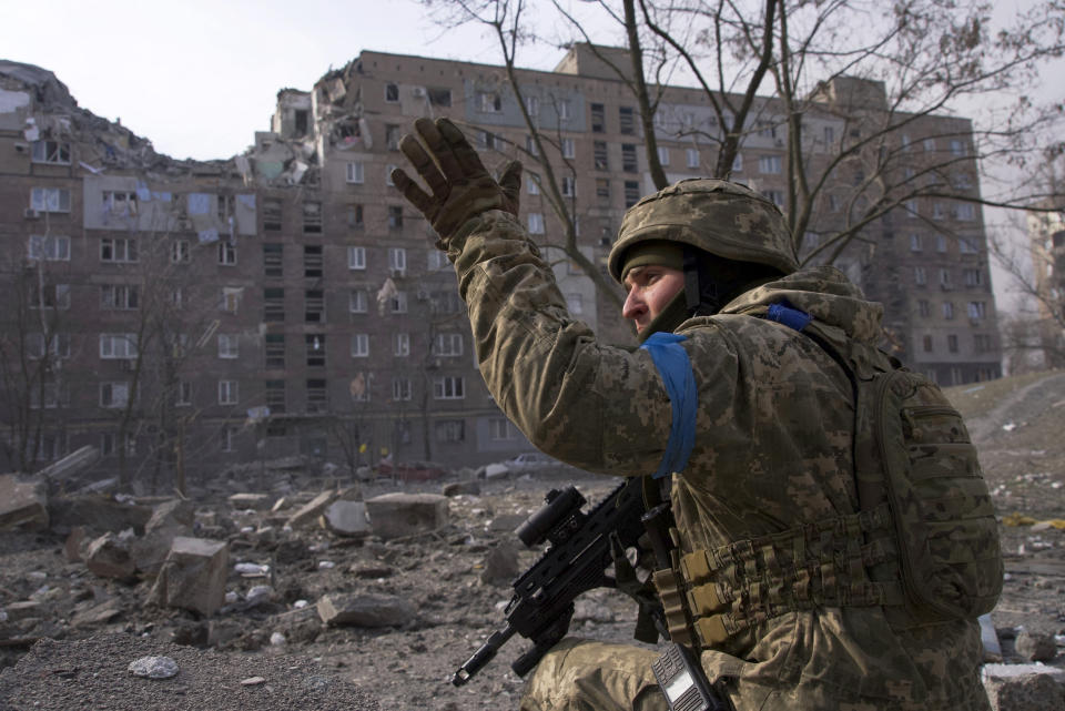 ARCHIVO - Un militar ucraniano en guardia en Mariúpol, Ucraniae, el 12 de marzo de 2022. La imagen forma parte del documental "20 Days in Mariupol" que fue nominado a los Premios de la Academia el 23 de enero de 2024. (Foto AP/Mstyslav Chernov, archivo)