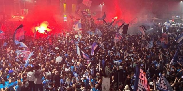 SSC Napoli&#39;s supporters celebrate the victory of the Italian Serie A Championship (Scudetto) at the end of the match against Udinese Calcio in the centre of Naples, Italy, 04 May 2023. Credit: Alamy