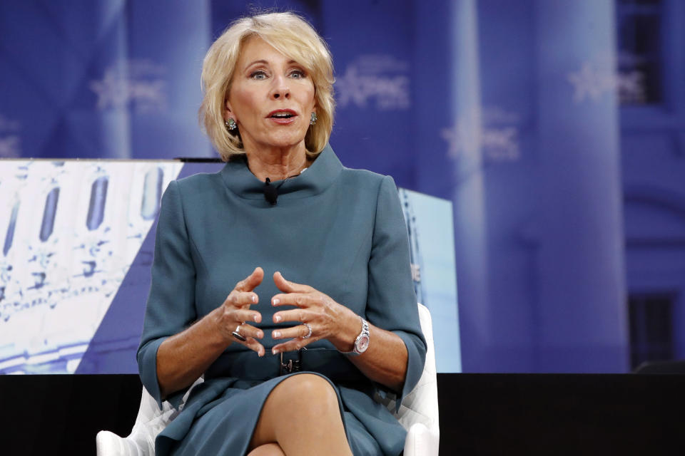 Bildungsministerin Betsy DeVos stand ebenfalls mehrfach in der Kritik. (Bild: AP Photo)