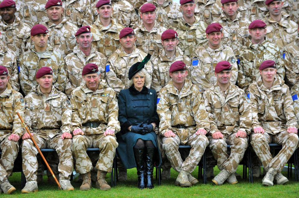 ARCHIVO - El príncipe Carlos, tercero desde la izquierda, y Camila, la duquesa de Cornualles, posan con soldados durante una ceremonia en Colchester, Inglaterra, el martes 2 de diciembre de 2008. (Colin Davey, Pool Photo vía AP, Archivo)