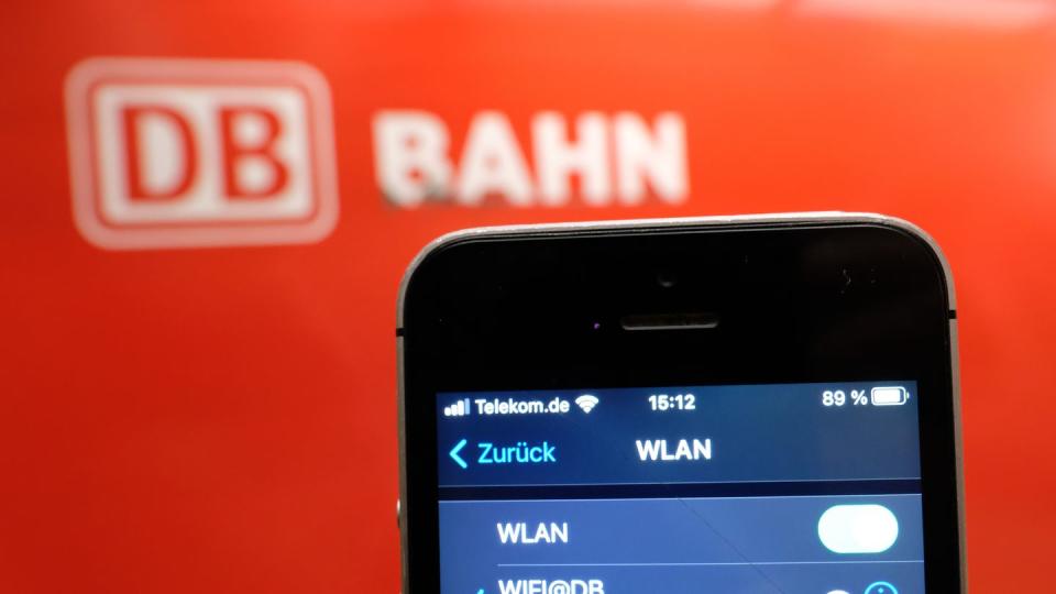 Freies WLAN ist an vielen Bahnhöfen Mangelware.