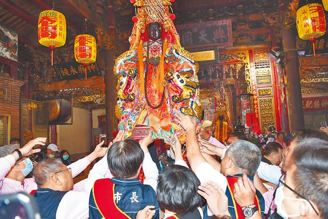 南瑤宮彰化媽徒步百年古香路到笨港進香18日起駕。（吳敏菁攝）