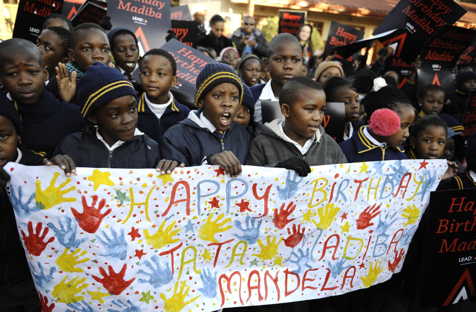 18 juillet 2012. Des enfants célèbrent le 94e anniversaire de Nelson Mandela, au Cap en Afrique du Sud. AFP