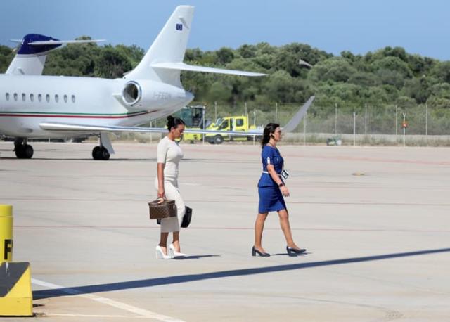 El 'look' de Georgina para volar en jet: camisa de Louis Vuitton de 1.300  euros, joyas y Birkin