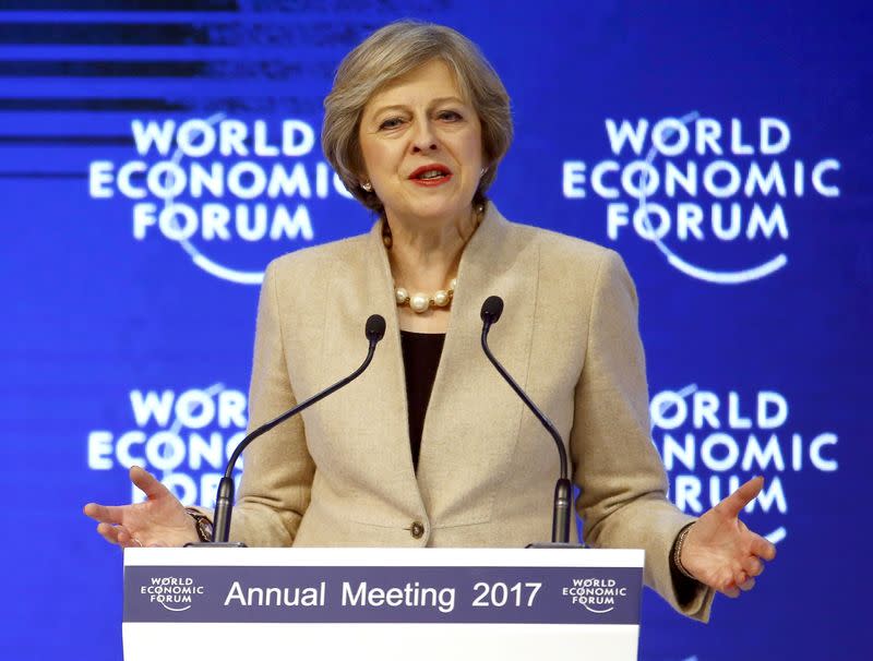 La Première ministre britannique Theresa May a exposé jeudi à Davos sa vision de l'avenir de la Grande-Bretagne qui peut, selon elle, redevenir une puissance mondiale à la faveur de sa sortie de l'Union européenne. Pour sa première participation au Forum économique mondial, May s'est voulue rassurante deux jours après avoir dessiné les contours d'un Brexit "dur" lors d'un discours de clarification prononcé mardi. /Photo prise le 19 janvier 2017/REUTERS/Ruben Sprich
