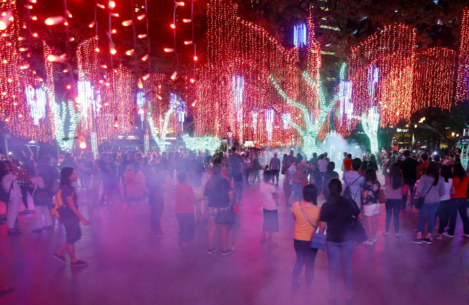 <p>Besucher des „Festival of Lights“ bestaunen die Licht- und Laserinstallationen in den Ayala Triangle Gardens im Finanzbezirk der philippinischen Großstadt Makati. (Bild: AP Photo/Bullit Marquez) </p>