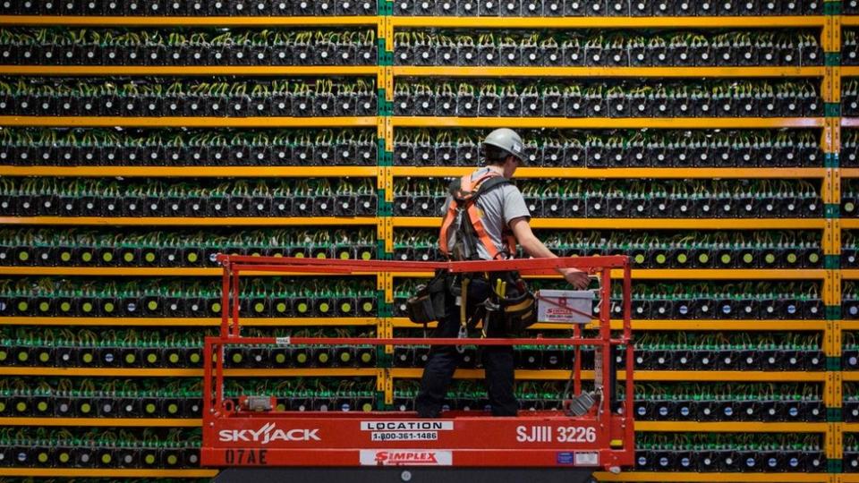 Los llamados "mineros" utilizan la tecnología blockchain para emitir bitcoins. Foto: Getty Images. 