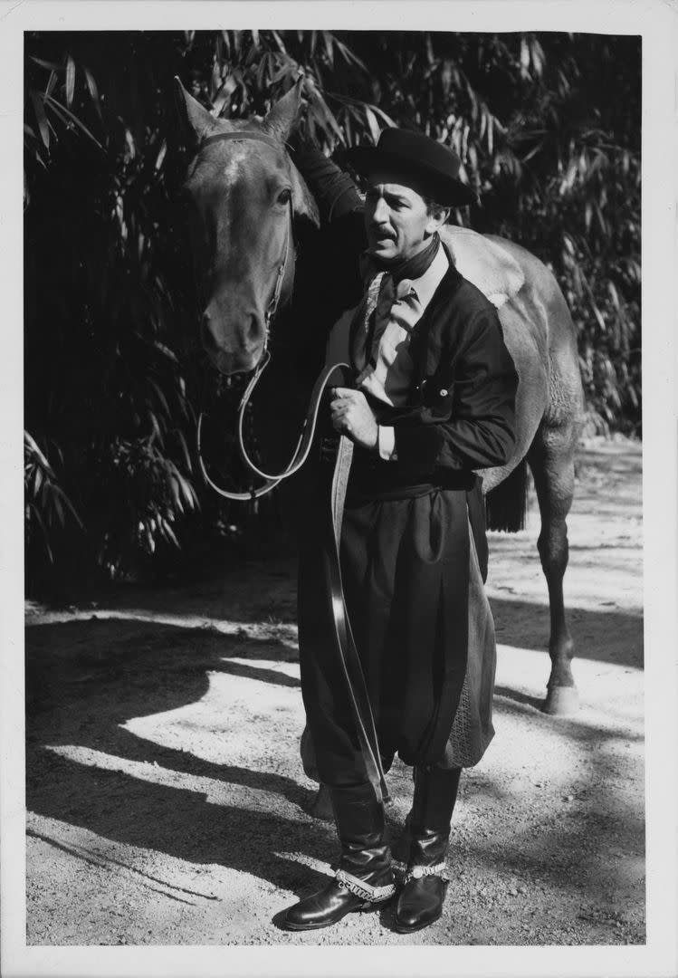 Walt Disney vestido de gaucho en su visita a nuestro país, en 1942