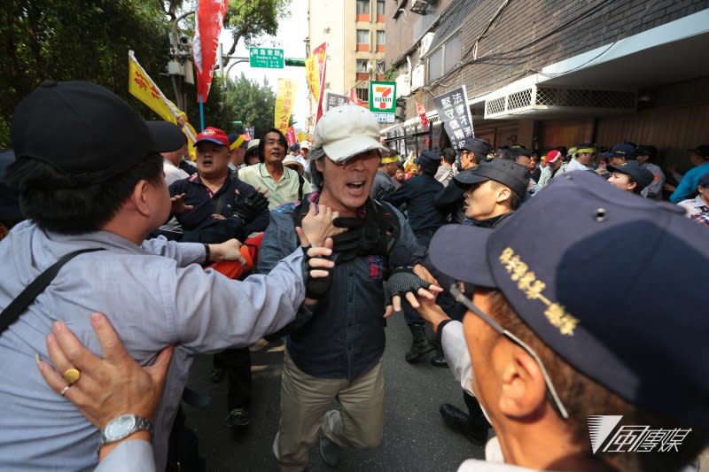 LU3_1830.20170329-反年金改革團體從鎮江街退休警消衝入，與警方衝突。（顏麟宇攝）