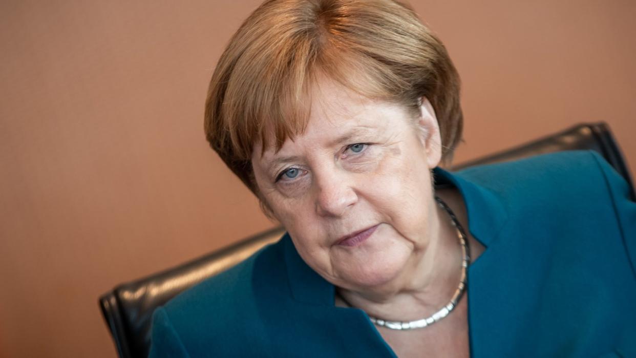 Kanzlerin Merkel beim Warten auf den Beginn einer Kabinettssitzung. Foto: Michael Kappeler