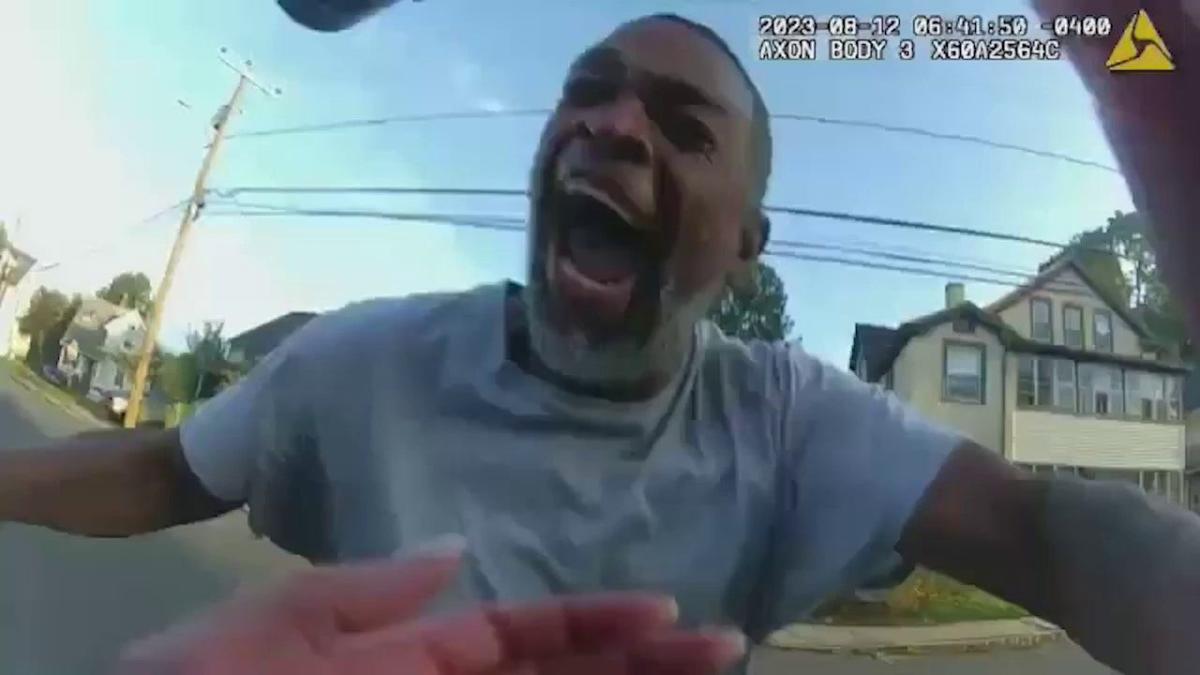 Мъж от Кънектикът е видян да напада брутално полицай с чук върху камерата на тялото