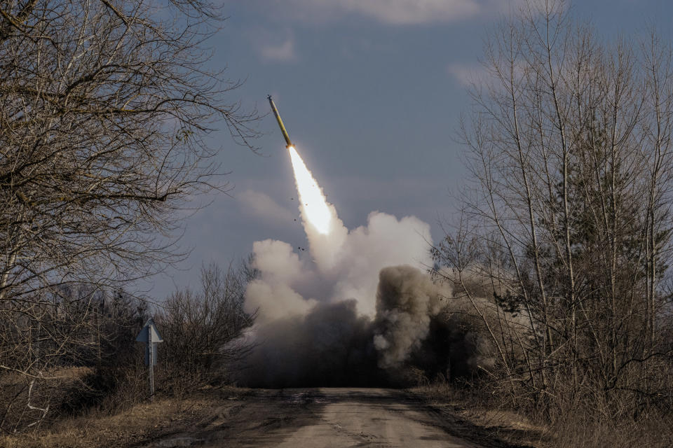 Soldados ucranianos operan un sistema de cohetes de lanzamiento múltiple de fabricación estadounidense, o MLRS, en el este de Ucrania, el 9 de marzo de 2023. (Daniel Berehulak/The New York Times)